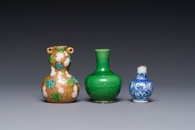Deux vases miniatures en porcelaine de Chine et une tabatière avec marque de Qianlong, Kangxi et postérieur