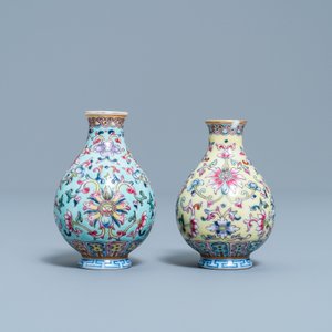 Deux vases miniatures en porcelaine de Chine famille rose, marque de Qianlong, République — photo 3