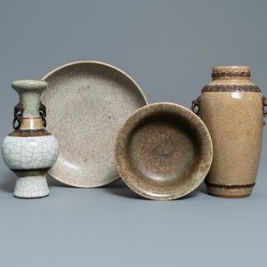 Deux vases, un bol et un plat en porcelaine de Chine craquelé de type ge, 18/19ème — photo 1