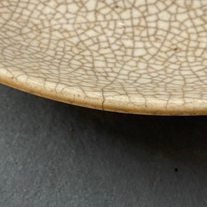 Deux vases, un bol et un plat en porcelaine de Chine craquelé de type ge, 18/19ème — photo 17