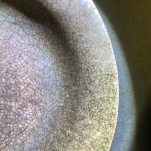 Deux vases, un bol et un plat en porcelaine de Chine craquelé de type ge, 18/19ème — photo 23