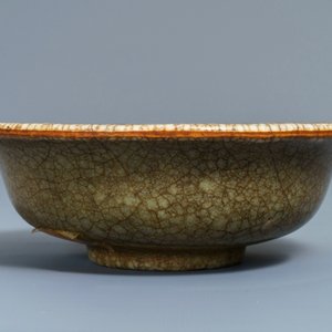 Deux vases, un bol et un plat en porcelaine de Chine craquelé de type ge, 18/19ème — photo 6