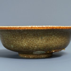 Deux vases, un bol et un plat en porcelaine de Chine craquelé de type ge, 18/19ème — photo 7