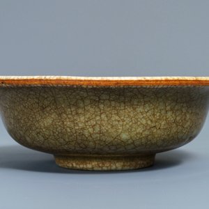 Deux vases, un bol et un plat en porcelaine de Chine craquelé de type ge, 18/19ème — photo 8