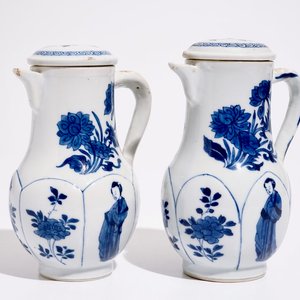 Deux verseuses couvertes en porcelaine de Chine bleu et blanc aux "dames longues", Kangxi — photo 1