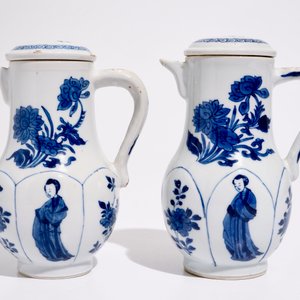 Deux verseuses couvertes en porcelaine de Chine bleu et blanc aux "dames longues", Kangxi — photo 2