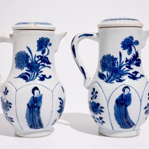 Deux verseuses couvertes en porcelaine de Chine bleu et blanc aux "dames longues", Kangxi — photo 4