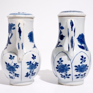 Deux verseuses couvertes en porcelaine de Chine bleu et blanc aux "dames longues", Kangxi — photo 5