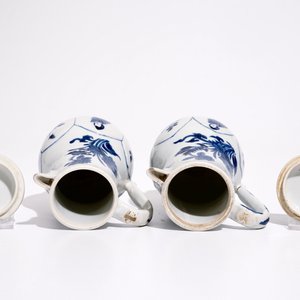 Deux verseuses couvertes en porcelaine de Chine bleu et blanc aux "dames longues", Kangxi — photo 7