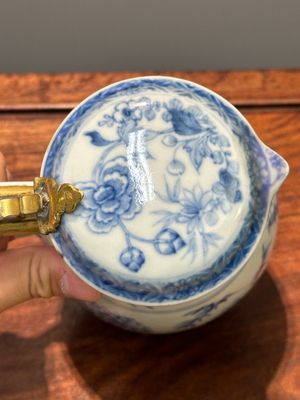 Deux verseuses couvertes en porcelaine de Chine en bleu et blanc à décor floral, Yongzheng/Qianlong — photo 14