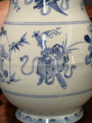 Deux verseuses couvertes en porcelaine de Chine en bleu et blanc à décor floral, Yongzheng/Qianlong — photo 17