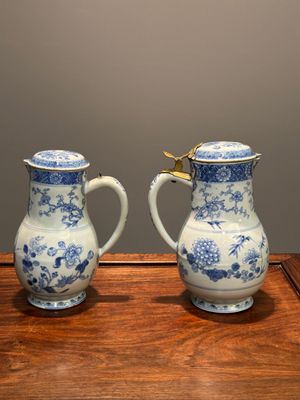 Deux verseuses couvertes en porcelaine de Chine en bleu et blanc à décor floral, Yongzheng/Qianlong — photo 2