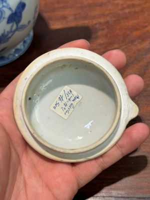 Deux verseuses couvertes en porcelaine de Chine en bleu et blanc à décor floral, Yongzheng/Qianlong — photo 4