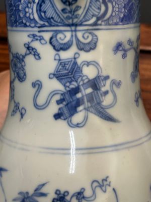 Deux verseuses couvertes en porcelaine de Chine en bleu et blanc à décor floral, Yongzheng/Qianlong — photo 8