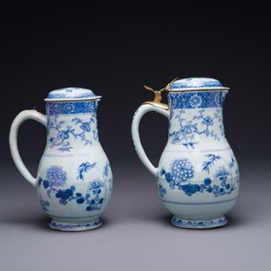 Deux verseuses couvertes en porcelaine de Chine en bleu et blanc à décor floral, Yongzheng/Qianlong — photo 3