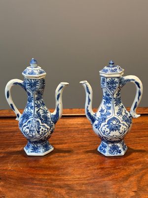 Deux verseuses couvertes en porcelaine de Chine en bleu et blanc, Kangxi — photo 1