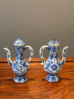 Deux verseuses couvertes en porcelaine de Chine en bleu et blanc, Kangxi — photo 2