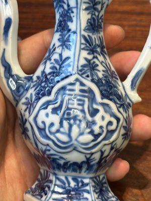 Deux verseuses couvertes en porcelaine de Chine en bleu et blanc, Kangxi — photo 6
