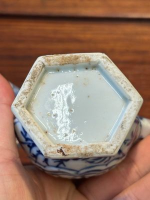 Deux verseuses couvertes en porcelaine de Chine en bleu et blanc, Kangxi — photo 9