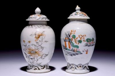 Deux verseuses couvertes en porcelaine de Chine grisaille et famille rose pour l'export, Qianlong