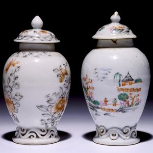 Deux verseuses couvertes en porcelaine de Chine grisaille et famille rose pour l'export, Qianlong — photo 3