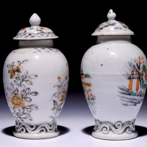 Deux verseuses couvertes en porcelaine de Chine grisaille et famille rose pour l'export, Qianlong — photo 4