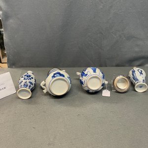 Deux verseuses couvertes et deux vases en porcelaine de Chine en bleu et blanc, Kangxi — photo 13