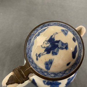 Deux verseuses couvertes et deux vases en porcelaine de Chine en bleu et blanc, Kangxi — photo 14