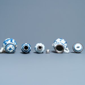 Deux verseuses couvertes et deux vases en porcelaine de Chine en bleu et blanc, Kangxi — photo 7