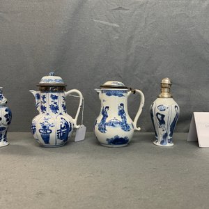 Deux verseuses couvertes et deux vases en porcelaine de Chine en bleu et blanc, Kangxi — photo 10