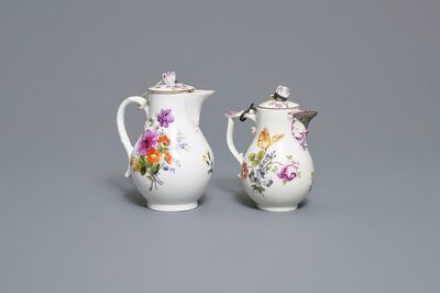 Deux verseuses en porcelaine de Meissen à décor floral, Allemagne, 18/19ème