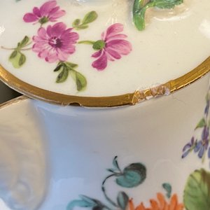 Deux verseuses en porcelaine de Meissen à décor floral, Allemagne, 18/19ème — photo 11