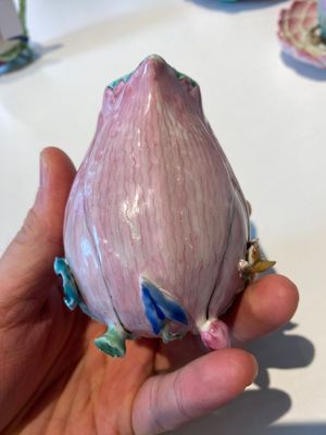 Deux verseuses et deux tasses et soucoupes en porcelaine de Chine famille rose à décor de lotus, Yongzheng — photo 14