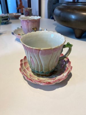Deux verseuses et deux tasses et soucoupes en porcelaine de Chine famille rose à décor de lotus, Yongzheng — photo 22