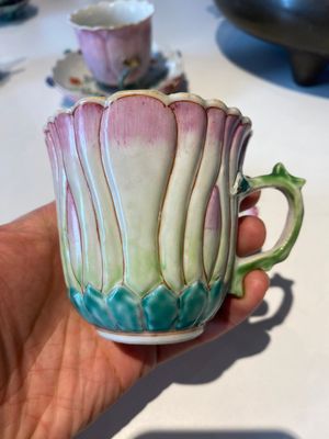 Deux verseuses et deux tasses et soucoupes en porcelaine de Chine famille rose à décor de lotus, Yongzheng — photo 23