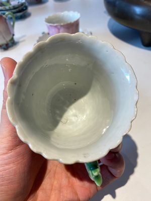 Deux verseuses et deux tasses et soucoupes en porcelaine de Chine famille rose à décor de lotus, Yongzheng — photo 27