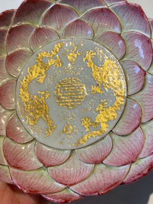 Deux verseuses et deux tasses et soucoupes en porcelaine de Chine famille rose à décor de lotus, Yongzheng — photo 32