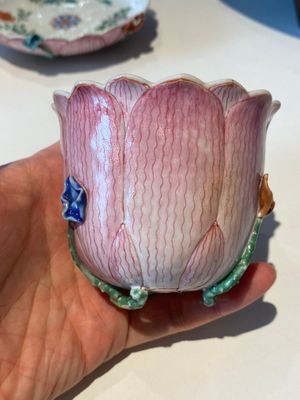 Deux verseuses et deux tasses et soucoupes en porcelaine de Chine famille rose à décor de lotus, Yongzheng — photo 37