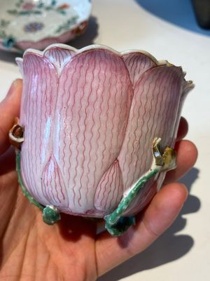 Deux verseuses et deux tasses et soucoupes en porcelaine de Chine famille rose à décor de lotus, Yongzheng — photo 39