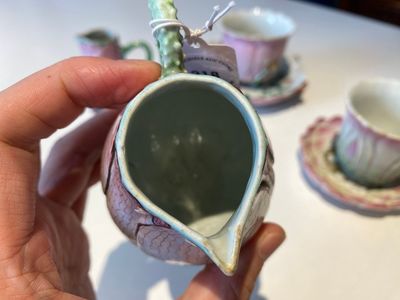 Deux verseuses et deux tasses et soucoupes en porcelaine de Chine famille rose à décor de lotus, Yongzheng — photo 4