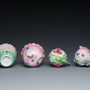 Deux verseuses et deux tasses et soucoupes en porcelaine de Chine famille rose à décor de lotus, Yongzheng — photo 10