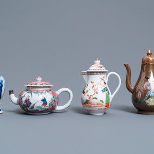 Deux verseuses et une théière en porcelaine de Chine famille rose et un petit vase en bleu et blanc, Kangxi et après — photo 5