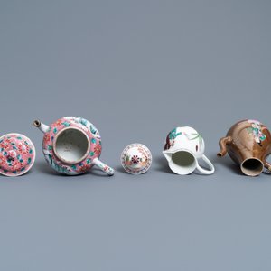 Deux verseuses et une théière en porcelaine de Chine famille rose et un petit vase en bleu et blanc, Kangxi et après — photo 6