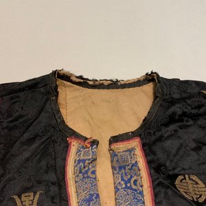 Deux vêtements de femmes en soie brodée, Chine, 19ème — photo 12