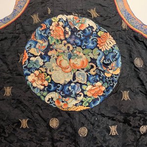 Deux vêtements de femmes en soie brodée, Chine, 19ème — photo 18