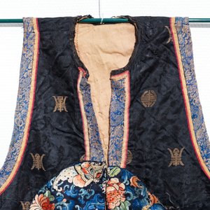 Deux vêtements de femmes en soie brodée, Chine, 19ème — photo 3