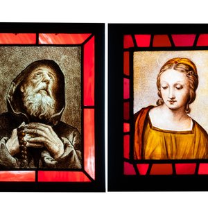 Deux vitraux représentant un moine et un buste de femme d'après Raphaël, 19ème — photo 1