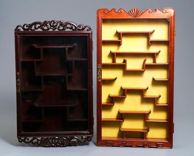 Deux vitrines à suspendre en bois pour tabatières et miniatures, Chine, 20ème