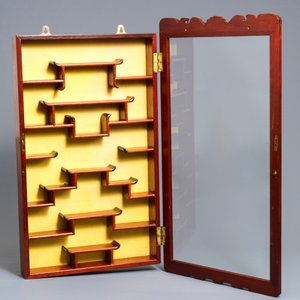 Deux vitrines à suspendre en bois pour tabatières et miniatures, Chine, 20ème — photo 4