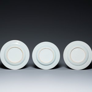 Dix assiettes en porcelaine de Chine famille rose, verte et en bleu et blanc, Kangxi et postérieur — photo 7